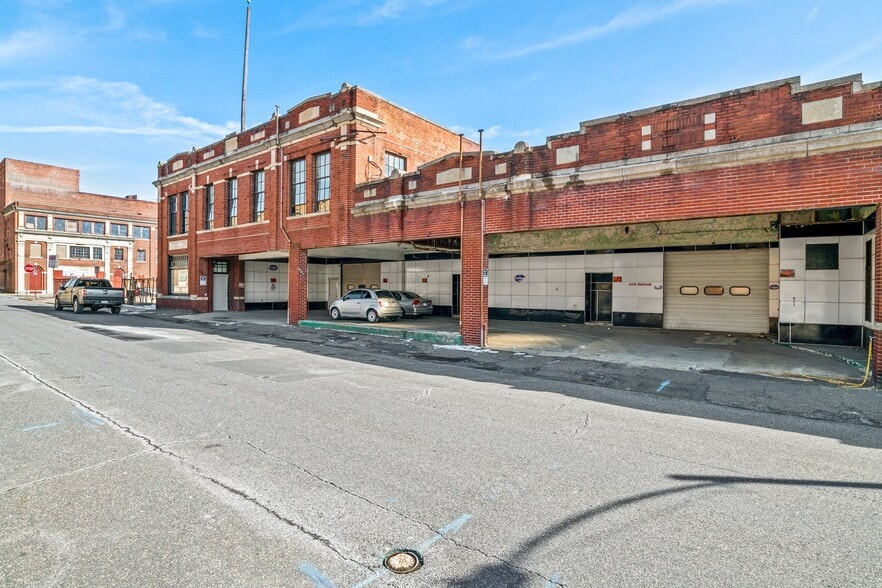 More Photos Of 158 Chestnut St, Holyoke Service Station For Lease