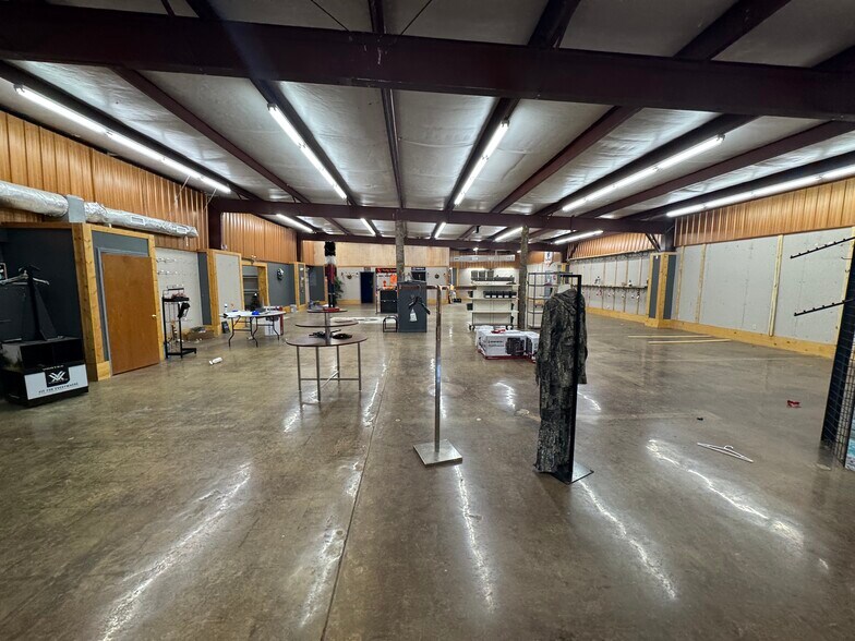 More Photos Of 990 N Daleville Ave, Daleville Warehouse For Sale