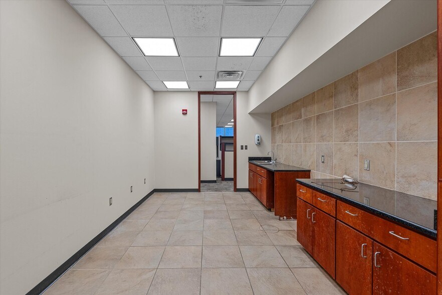 More Photos Of 400 Texas St, Shreveport Office For Sale