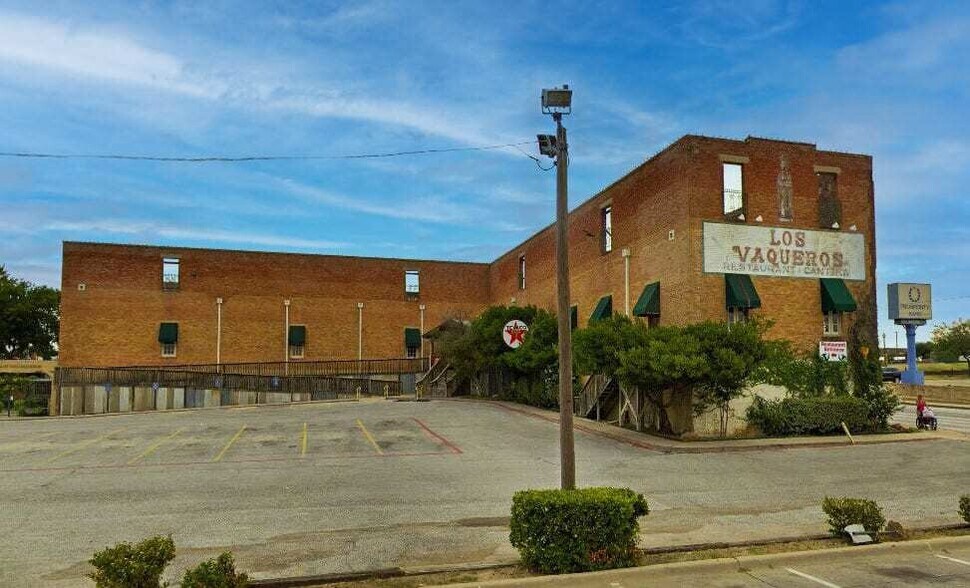 More Photos Of 2629 N Main St, Fort Worth Restaurant For Sale