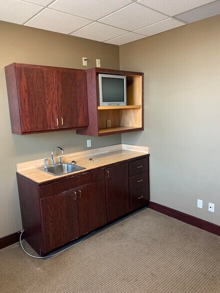 More Photos Of 103 E State St, Mason City Office For Lease