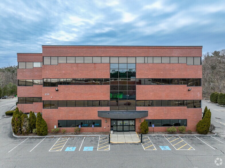 More Photos Of 210 Bear Hill Rd, Waltham Medical For Lease