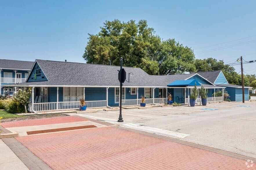 More Photos Of 504 N Oak St, Roanoke Office For Sale