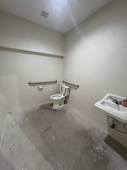 More Photos Of 299 Navarro Dr, Seguin Unknown For Lease