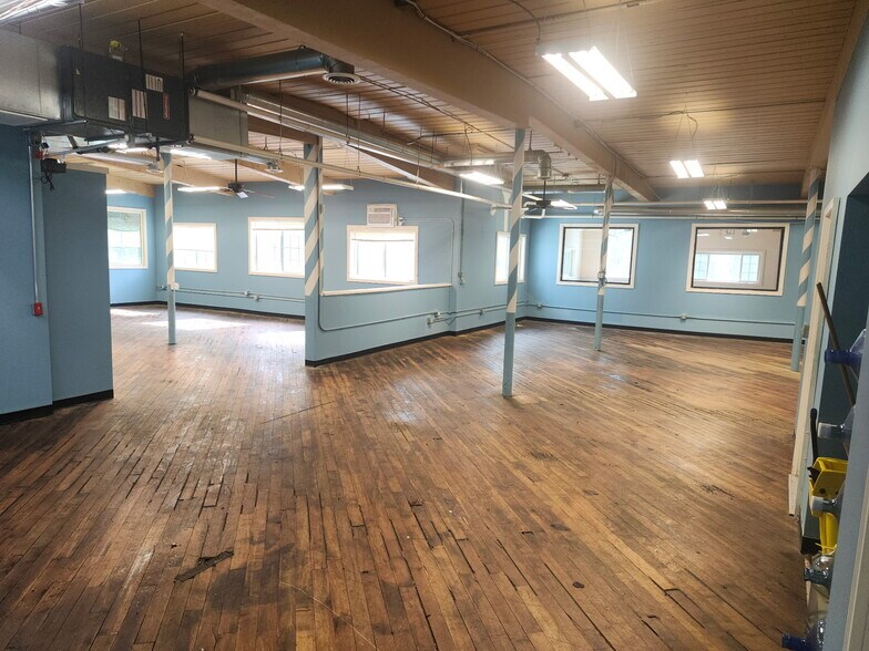 More Photos Of 1548 Burden Lake Rd, Averill Park Warehouse For Lease