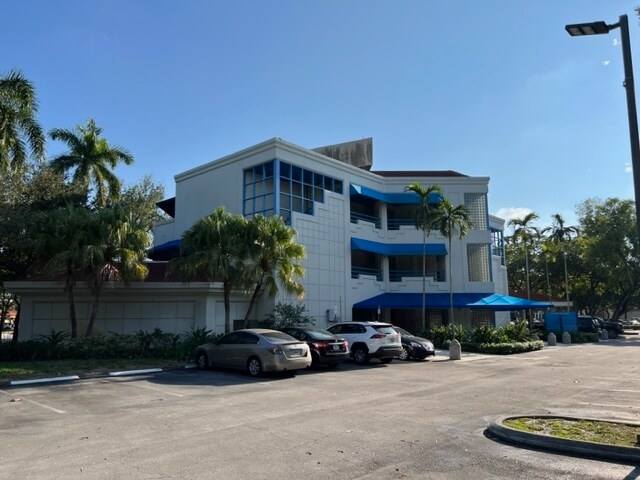 More Photos Of 15700 NW 67th Ave, Miami Lakes Medical For Lease
