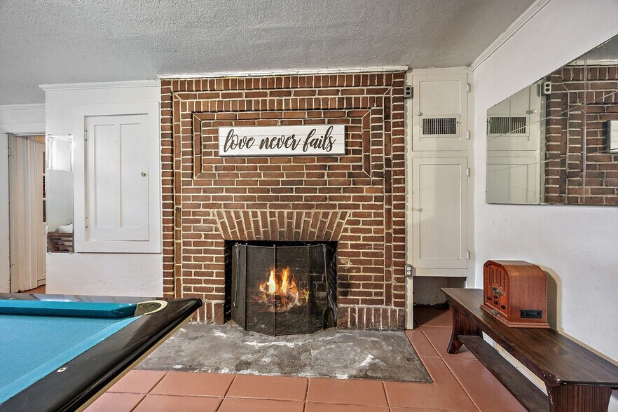 More Photos Of 2336 Table Rock Rd, Medford Freestanding For Sale