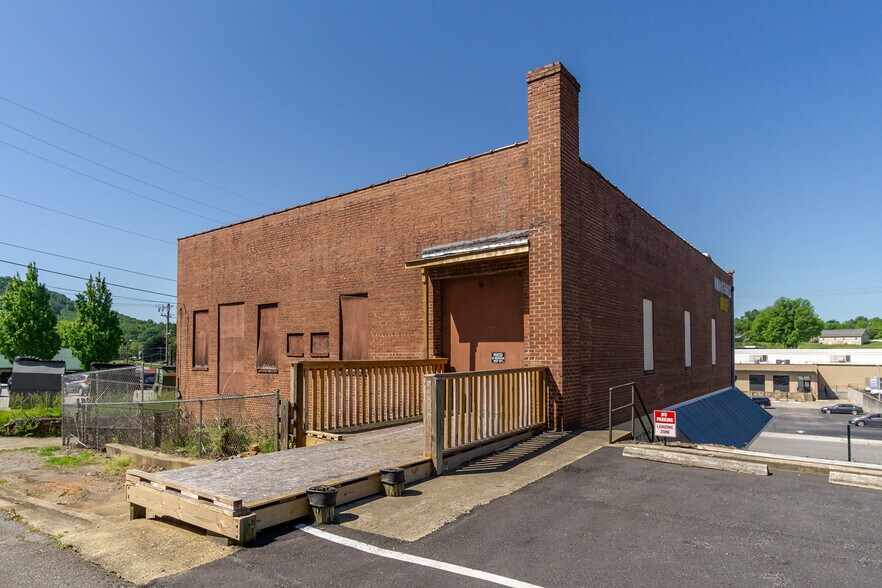 More Photos Of 34 N Logan St, Marion General Retail For Lease
