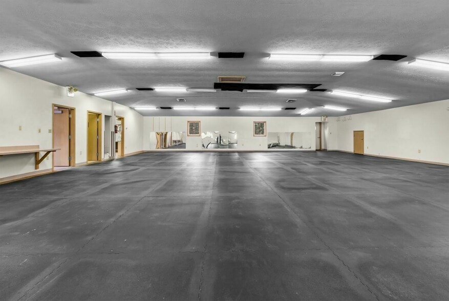 More Photos Of 150 Mensa Dr, Noblesville Office For Sale