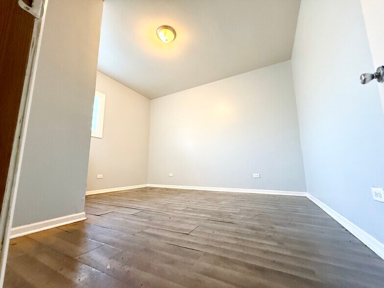 More Photos Of 6900 S Vernon Ave, Chicago Apartments For Sale