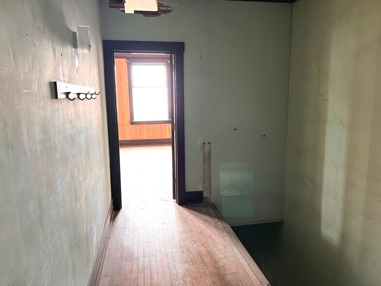 More Photos Of 704 Front St, Brainerd Storefront Retail Residential For Sale