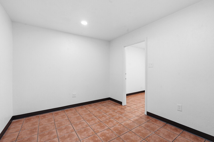 More Photos Of 1120 E 52nd St, Austin Flex For Sale