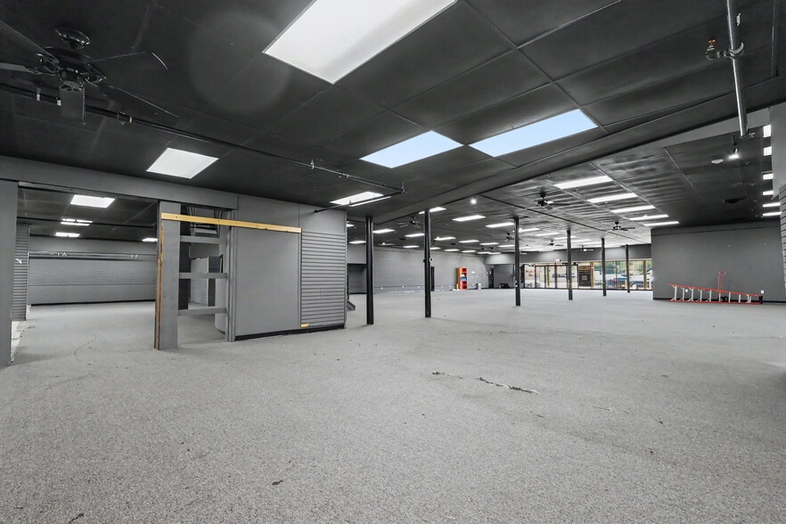 More Photos Of 312 E Main St, Grand Prairie Showroom For Lease