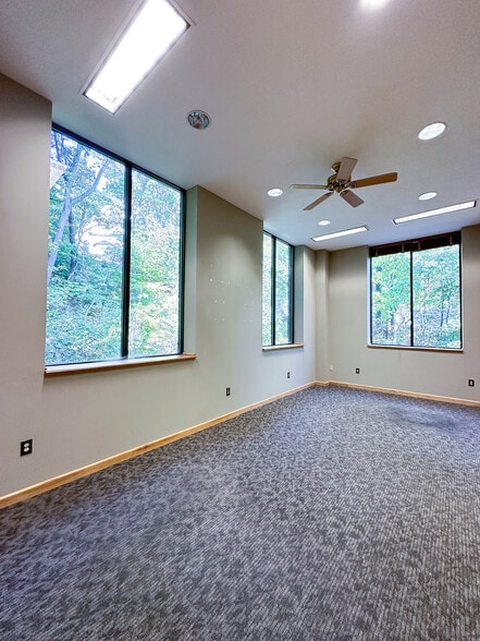 More Photos Of 8100 Ohio River Blvd, Emsworth Office For Lease