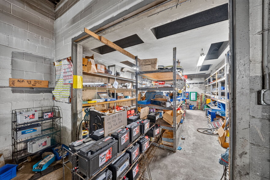 More Photos Of 5009 Xerxes Ave S, Minneapolis Auto Repair For Sale