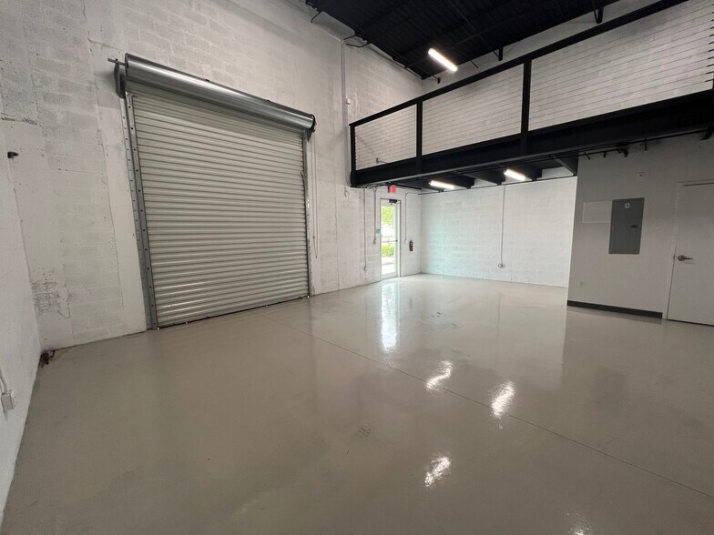 More Photos Of 12871 Suzanne, Hobe Sound Light Manufacturing For Lease