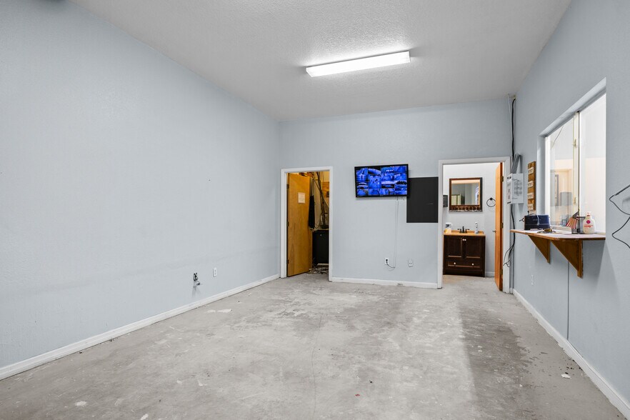 More Photos Of 19450 E County Road 1474, Hawthorne Refrigeration Cold Storage For Sale