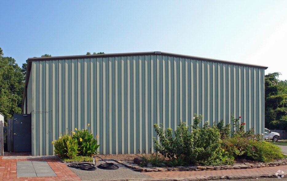 More Photos Of 233 Parkway Dr, Williamsburg Warehouse For Lease