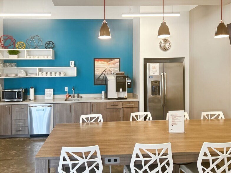 More Photos Of 1901 Manhattan Blvd, Harvey Coworking Space