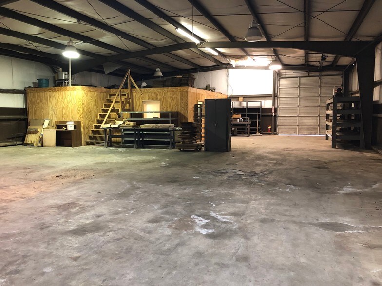 More Photos Of 5820 N Commerce Plz, Jackson Light Distribution For Lease