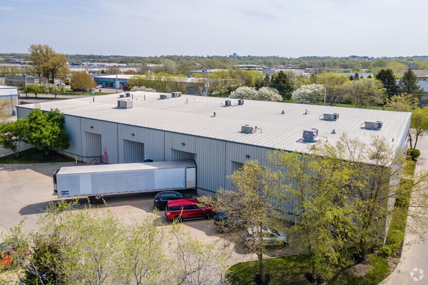 More Photos Of 2100 Dixon St, Des Moines Flex For Lease