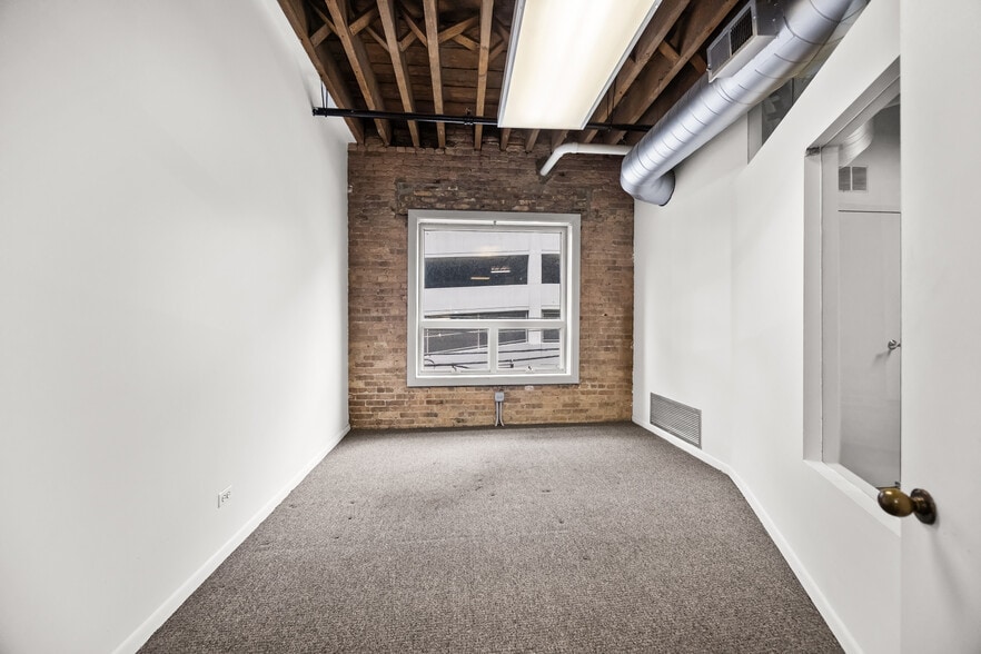 More Photos Of 222 W Ontario St, Chicago Loft Creative Space For Lease