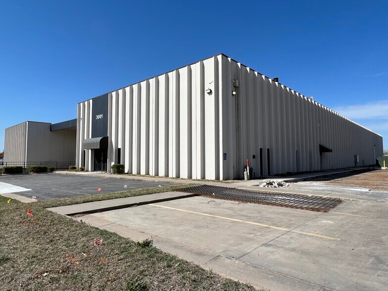 More Photos Of 3001 S Madison, Wichita Warehouse For Lease