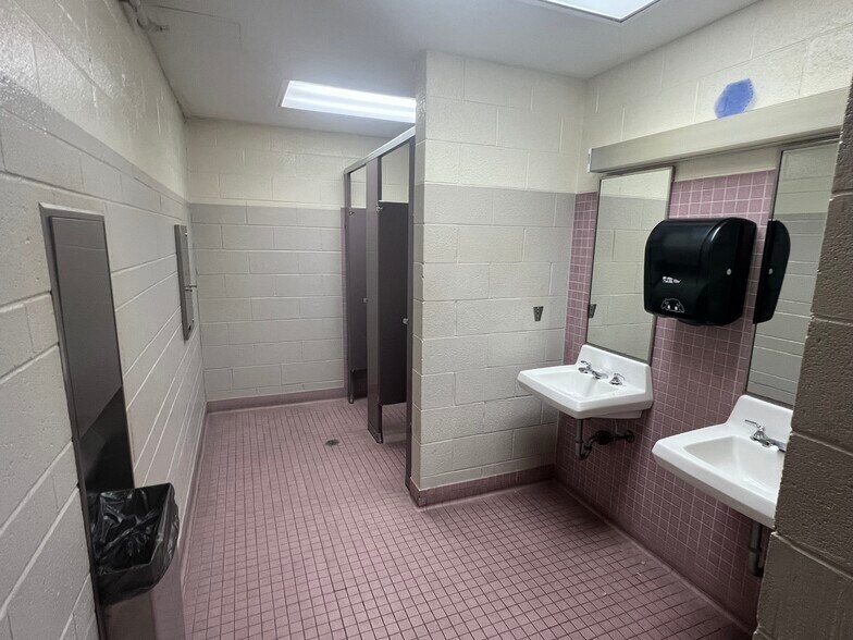 More Photos Of 60 E Warren Ave, Detroit Medical For Lease