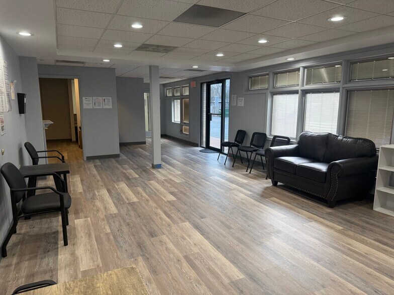 More Photos Of 400 N Main St, Centerville Office For Lease