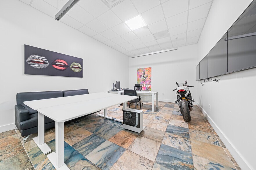 More Photos Of 2500 NW 39th St, Miami Light Distribution For Sale