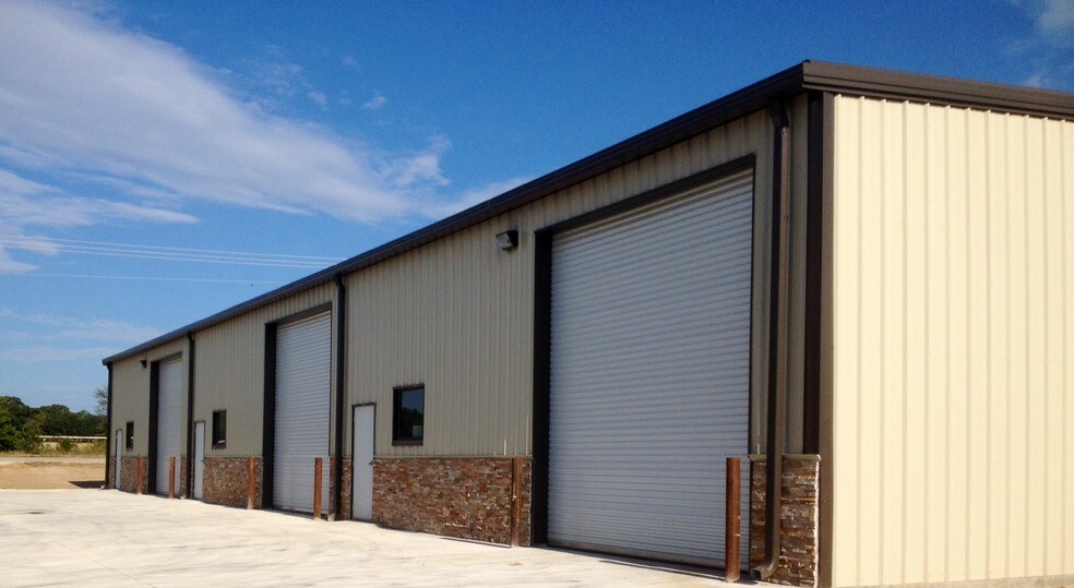 More Photos Of 11901-11911 Hilltop Rd, Argyle Warehouse For Lease