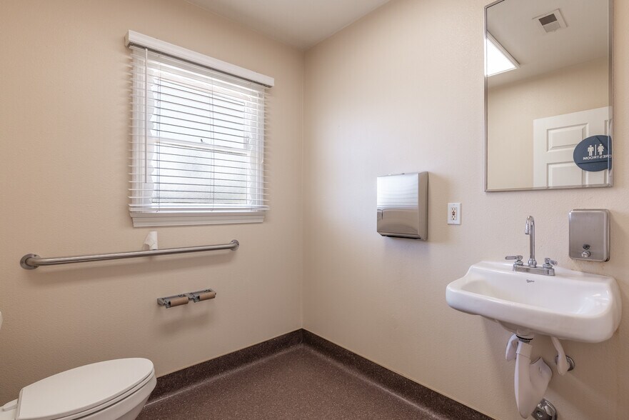More Photos Of 19361 Beach Blvd, Huntington Beach Medical For Lease