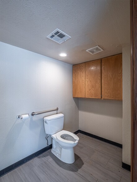 More Photos Of 1101 N Strong Blvd, Mcalester Office For Sale