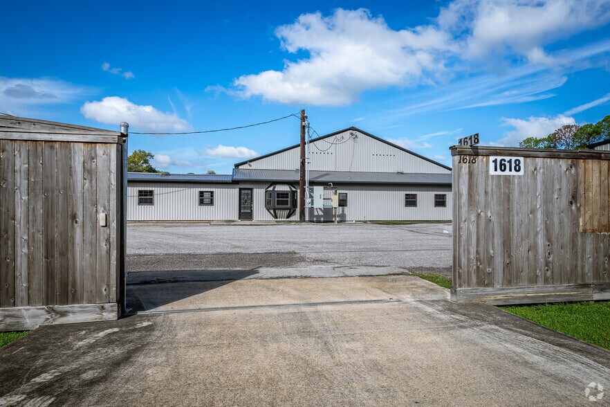 Primary Photo Of 1618 Callaway Dr, Alvin Warehouse For Lease