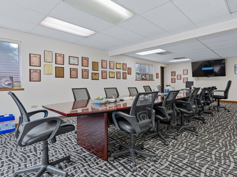 More Photos Of 81 Monticello Rd, Weaverville Showroom For Sale