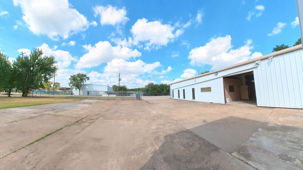 More Photos Of 14826 Yarberry St, Houston Warehouse For Sale