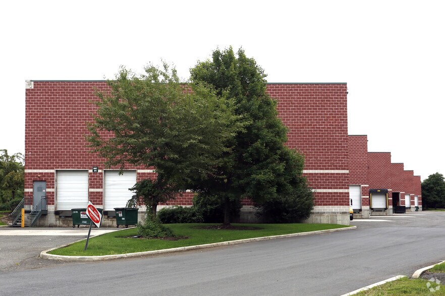 More Photos Of 801 Penhorn Ave, Secaucus Warehouse For Lease