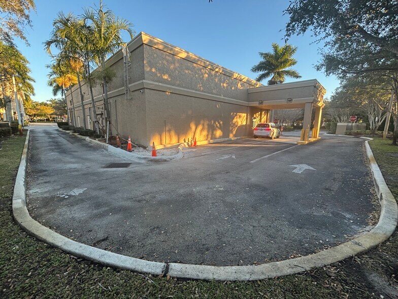 More Photos Of 2575 Glades Cir, Weston Restaurant For Sale