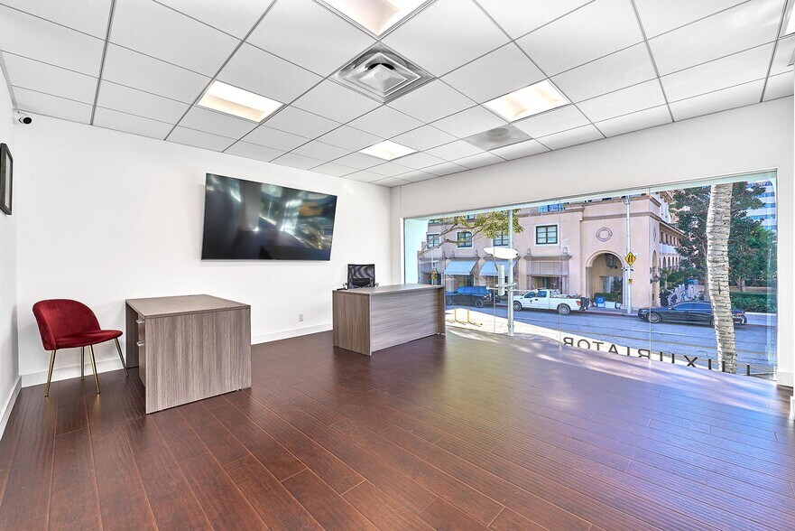 More Photos Of 220-228 N Canon Dr, Beverly Hills Loft Creative Space For Lease