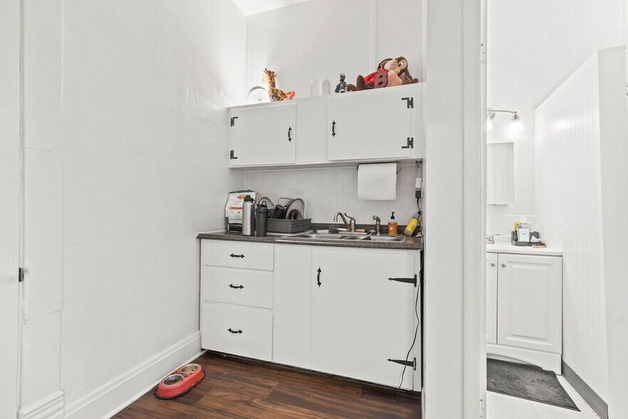 More Photos Of 1185-1205 W Broad St, Columbus Storefront Retail Office For Sale