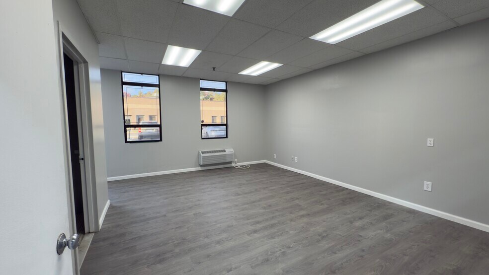 More Photos Of 1529-1557 Lincoln Ave, Holbrook Warehouse For Lease
