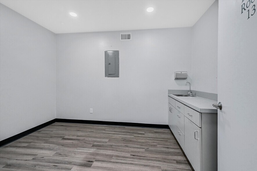 More Photos Of 815 Pecan Grove Rd E, Sherman Medical For Sale