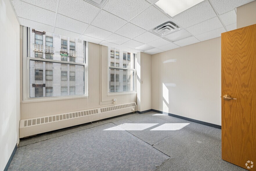 More Photos Of 111 N Wabash Ave, Chicago Office For Sale