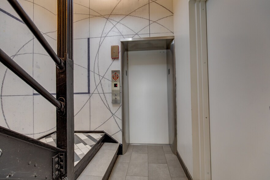 More Photos Of 11 W Illinois St, Chicago Loft Creative Space For Lease