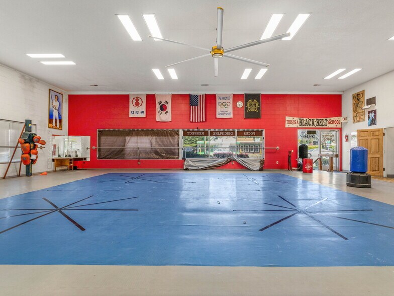 More Photos Of 11702 NE Halsey St, Portland Freestanding For Sale