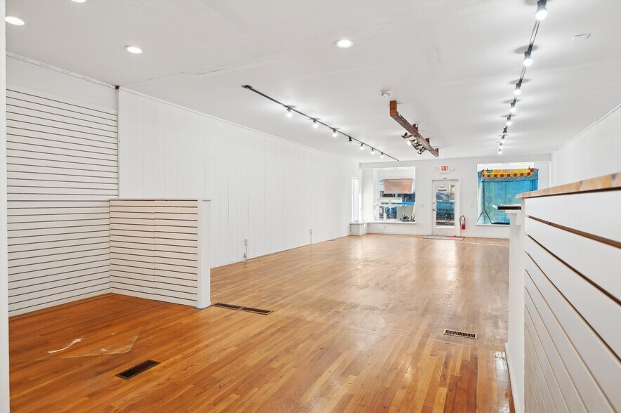 More Photos Of 67 Jobs Ln, Southampton Storefront For Lease