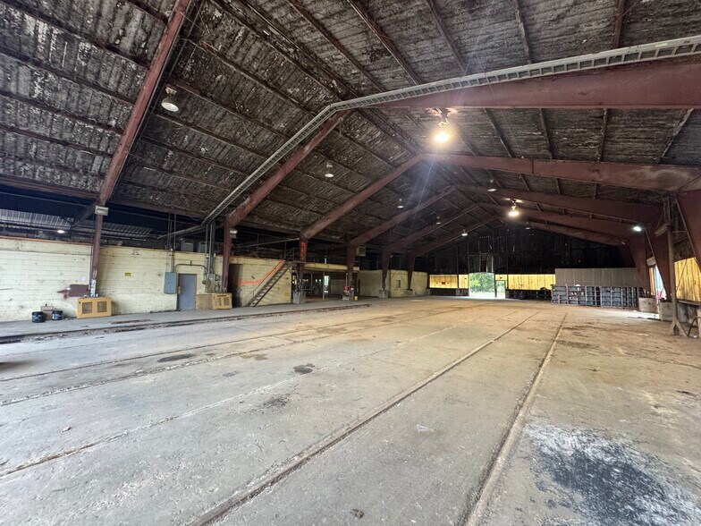 More Photos Of 1219 S Elm St, Hodge Service For Lease