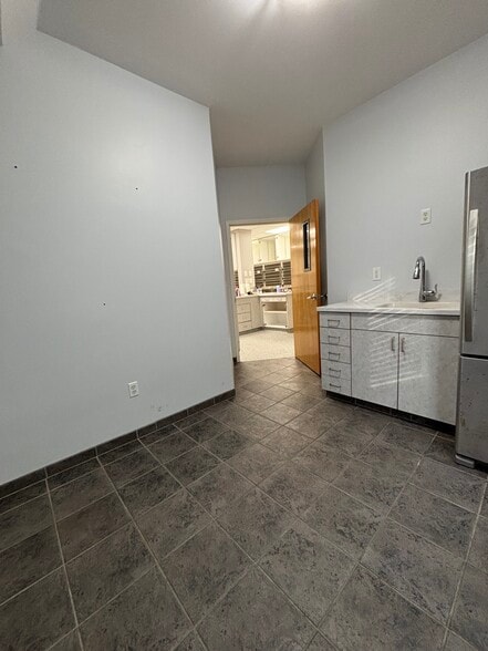 More Photos Of 9 Avonwood Rd, Avon Freestanding For Lease