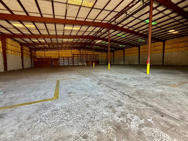 More Photos Of 2720 Commerce Dr, Columbia Warehouse For Lease