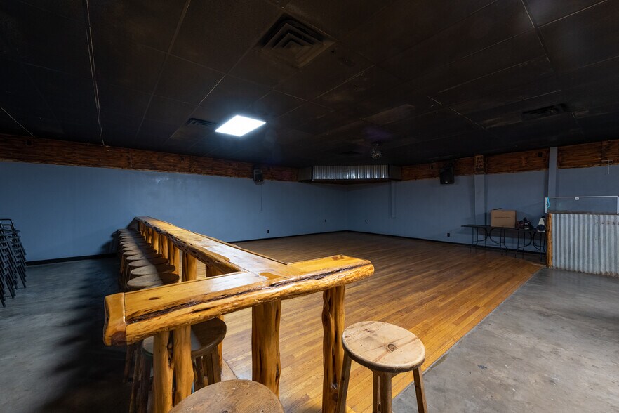 More Photos Of 1402 Old Iowa Park, Wichita Falls Specialty For Lease